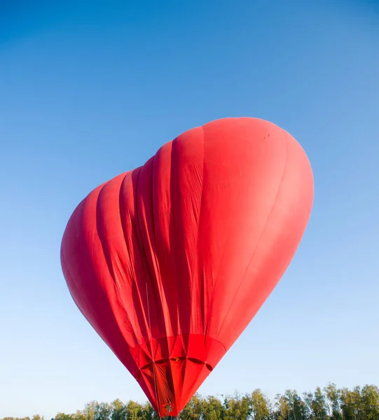Heißluftballon Schwebt Himmel Großer Roter Heißluftballon Form Eines Großen Herzens — Stockfoto