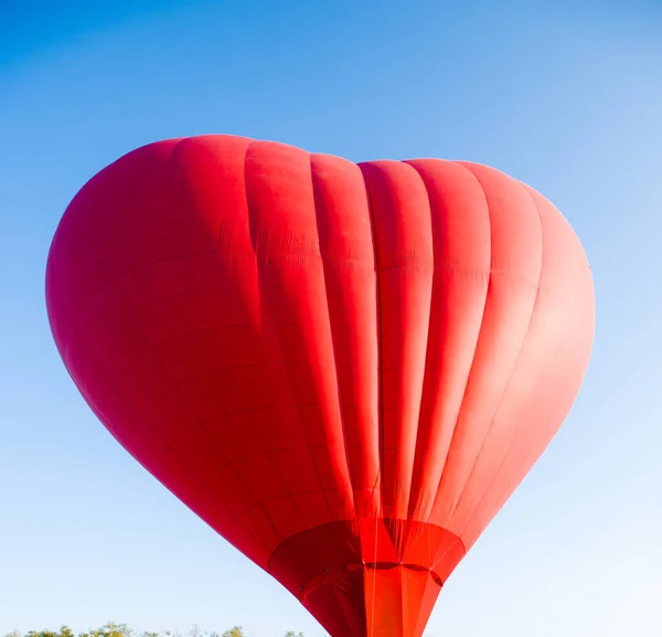 Balão Quente Flutuando Céu Grande Balão Quente Vermelho Forma Grande — Fotografia de Stock