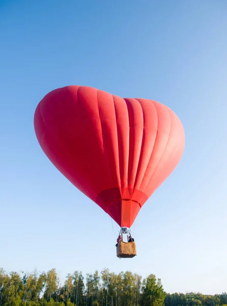 热气球在天空中飘扬 大大的红色热气球 形状是一颗为爱情和世界和平而敞开的心扉 — 图库照片