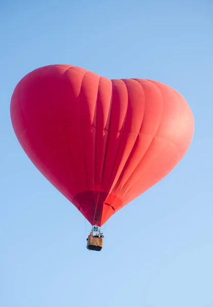 Balão Quente Flutuando Céu Grande Balão Quente Vermelho Forma Grande — Fotografia de Stock