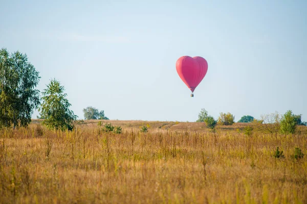 Balão Quente Flutuando Céu Grande Balão Quente Vermelho Forma Grande — Fotografia de Stock