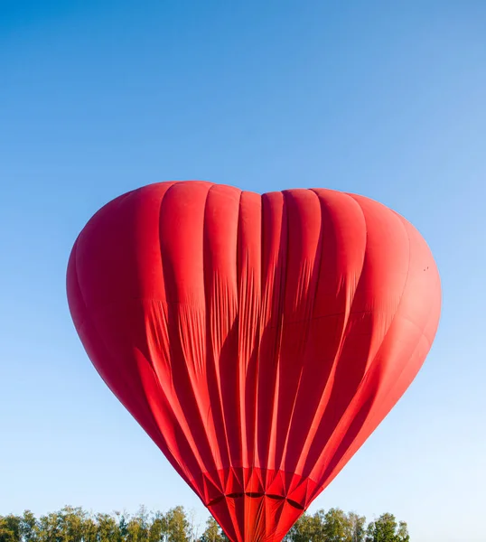 Balão Quente Flutuando Céu Grande Balão Quente Vermelho Forma Grande — Fotografia de Stock