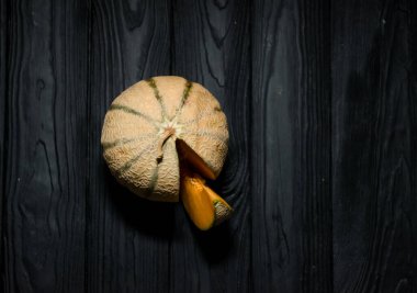 Tatlı karpuz, arka planda küçük nefis bir kavun, hepsi bir bütün ve yemek için katlanmış.