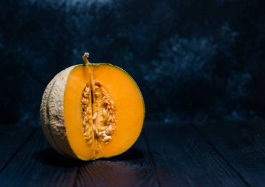 Tatlı karpuz, arka planda küçük nefis bir kavun, hepsi bir bütün ve yemek için katlanmış.