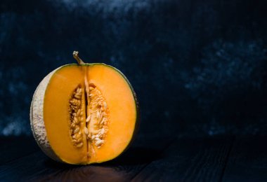 Tatlı karpuz, arka planda küçük nefis bir kavun, hepsi bir bütün ve yemek için katlanmış.