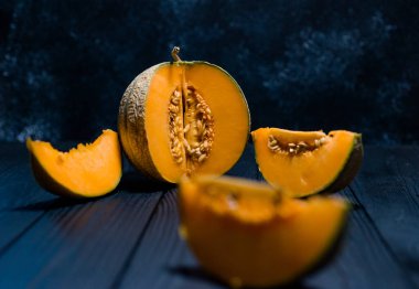 Tatlı karpuz, arka planda küçük nefis bir kavun, hepsi bir bütün ve yemek için katlanmış.