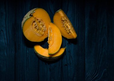 Tatlı karpuz, arka planda küçük nefis bir kavun, hepsi bir bütün ve yemek için katlanmış.