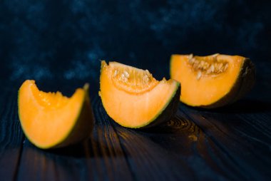 Tatlı karpuz, arka planda küçük nefis bir kavun, hepsi bir bütün ve yemek için katlanmış.