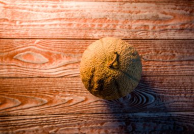 Tatlı karpuz, arka planda küçük nefis bir kavun, hepsi bir bütün ve yemek için katlanmış.