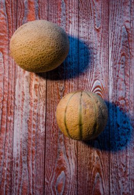 Tatlı karpuz, arka planda küçük nefis bir kavun, hepsi bir bütün ve yemek için katlanmış.