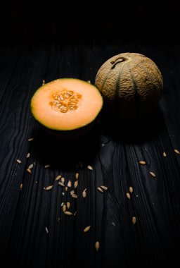 Tatlı karpuz, arka planda küçük nefis bir kavun, hepsi bir bütün ve yemek için katlanmış.