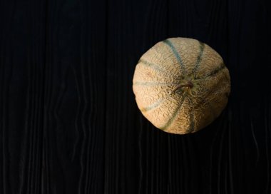 Tatlı karpuz, arka planda küçük nefis bir kavun, hepsi bir bütün ve yemek için katlanmış.