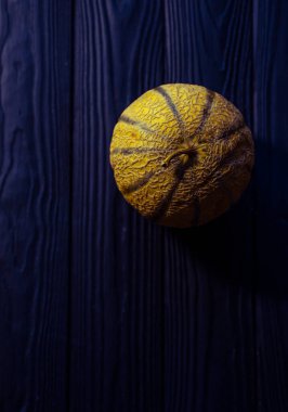 Tatlı karpuz, arka planda küçük nefis bir kavun, hepsi bir bütün ve yemek için katlanmış.