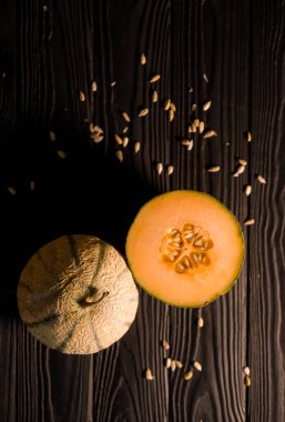 Tatlı karpuz, arka planda küçük nefis bir kavun, hepsi bir bütün ve yemek için katlanmış.