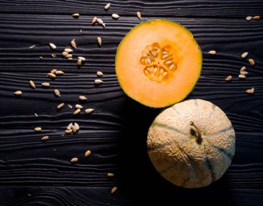 Tatlı karpuz, arka planda küçük nefis bir kavun, hepsi bir bütün ve yemek için katlanmış.