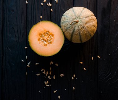 Tatlı karpuz, arka planda küçük nefis bir kavun, hepsi bir bütün ve yemek için katlanmış.