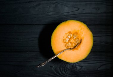 Tatlı karpuz, arka planda küçük nefis bir kavun, hepsi bir bütün ve yemek için katlanmış.