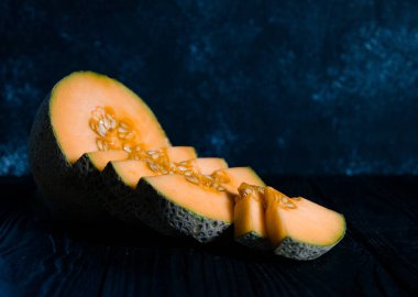 Tatlı karpuz, arka planda küçük nefis bir kavun, hepsi bir bütün ve yemek için katlanmış.