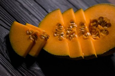 Tatlı karpuz, arka planda küçük nefis bir kavun, hepsi bir bütün ve yemek için katlanmış.