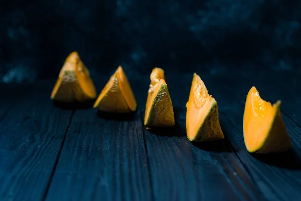 Melão Doce Fundo Escuro Pequeno Delicioso Melão Bonito Inteiro Pedaços — Fotografia de Stock