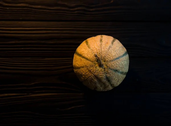 Melão Doce Fundo Escuro Pequeno Delicioso Melão Bonito Inteiro Pedaços — Fotografia de Stock