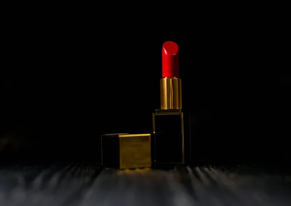 Roter Lippenstift Dunkelgoldenem Etui Auf Dunklem Hintergrund — Stockfoto