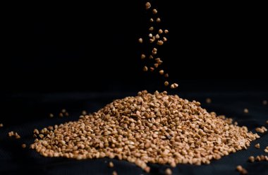 Karabuğday, karabuğday lapası koyu bir arka planda ham formda.