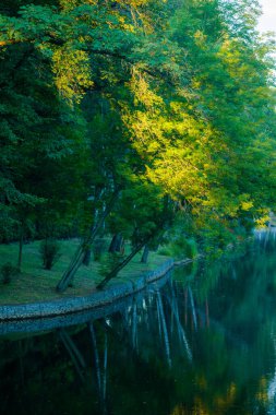 Nehre su sıçratıyor ışık oyunu ve su ve kara üzerindeki karanlık.