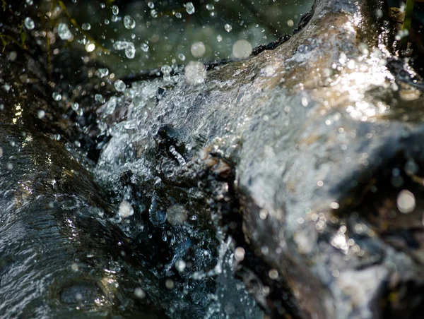 Wasserspritzer Auf Dem Fluss Das Spiel Von Licht Und Dunkelheit — Stockfoto