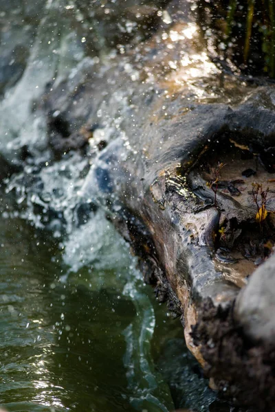 Πιτσιλιές Του Νερού Στο Ποτάμι Παιχνίδι Του Φωτός Και Του — Φωτογραφία Αρχείου