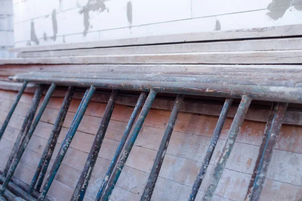 Ahşap ve metalden yapılmış bir ev yapmak için merdiven basamakları.