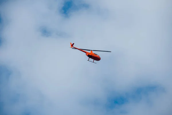 Helikopter Niebie Błękitnym Niebie Czerwony Pomarańczowy Helikopter Latający Latem Obraz Stockowy