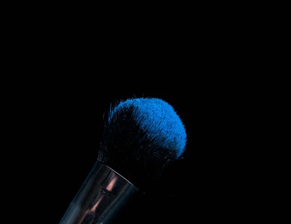 Cepillo Maquillaje Con Polvo Diferentes Colores Sobre Fondo Oscuro Como — Foto de Stock