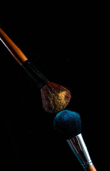 Pennello Make Con Polvere Diversi Colori Uno Sfondo Scuro Come — Foto Stock
