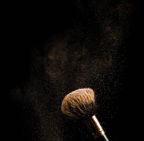 Escova Maquiagem Com Cores Diferentes Fundo Escuro Como Poeira Espacial — Fotografia de Stock
