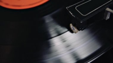 vintage pikap siyah vinil kaydı kırmızı etiket ile oynama