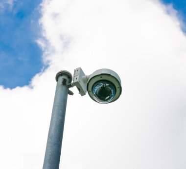 Hi-Tech kubbe tipi kamera ve mavi gökyüzü