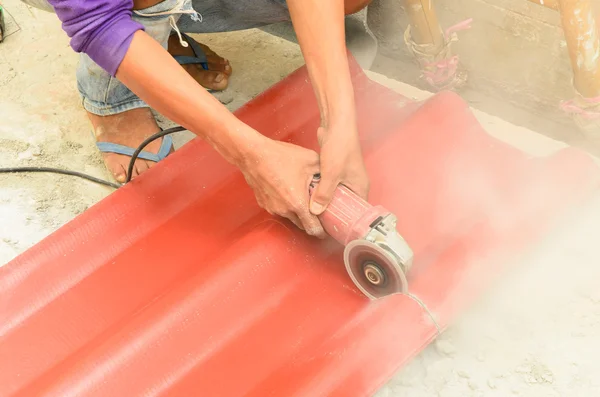 Cutting the roof tile — Stock Photo, Image