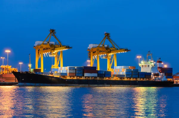 Navio de carga de contêiner com ponte de guindaste de trabalho em shipya — Fotografia de Stock