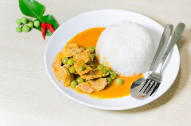 Kırmızı domuz Hindistan cevizi köri (Panaeng kurutulmuş)