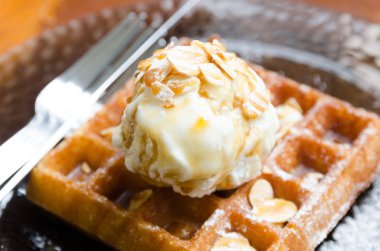 waffle vurgunun vanilyalı dondurma