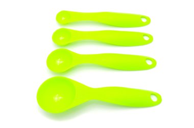 Beyaz arka plan üzerinde izole ölçü kaşıkları