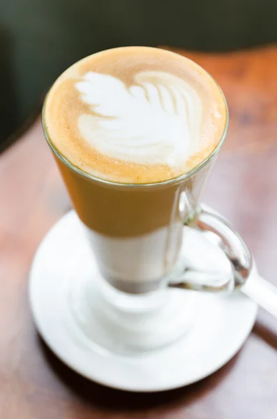 Café con leche sobre una mesa de madera — Foto de Stock