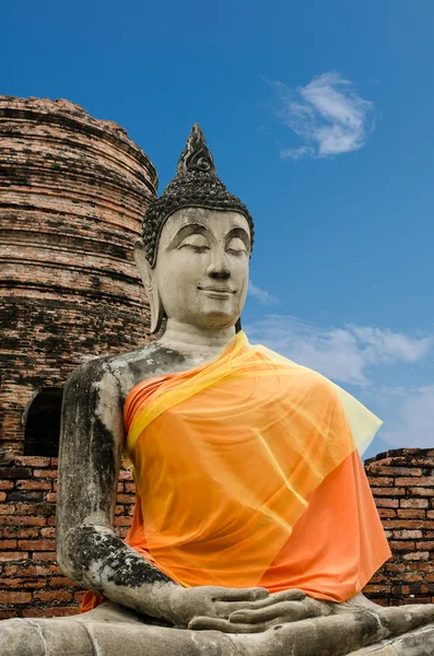 Buddha-Statue in zerstörtem Tempel — Stockfoto