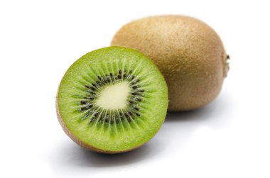 Beyaz arka planda izole edilmiş sulu kivi meyvesi