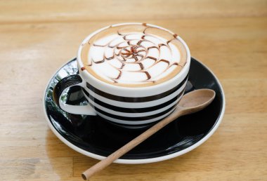 ahşap zemin, latte sanat üzerine kahve