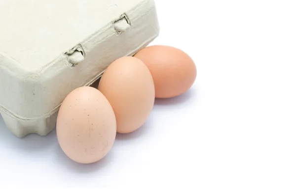 Eieren in een kartonnen verpakking — Stockfoto