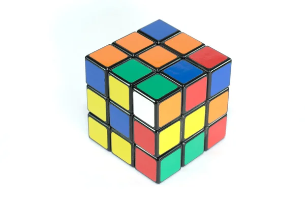 Kırpma yolu ile altı renkli küp puzzle — Stok fotoğraf