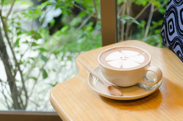 Copa de café en el lado de la mesa de la ventana — Foto de Stock