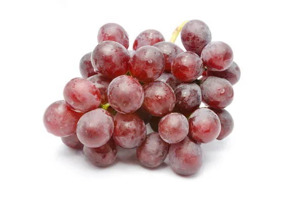 Uvas rojas frescas aisladas sobre blanco — Foto de Stock